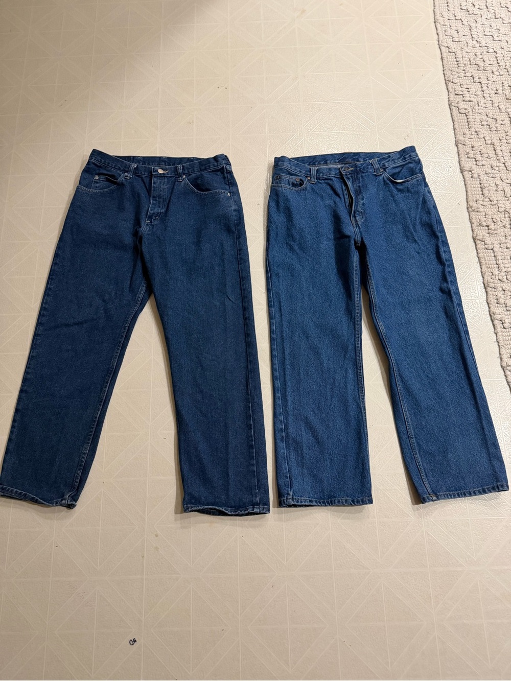 Wrangler Men's Straight Jeans — Dark Blue & Medium Blue light blue is fadedglory